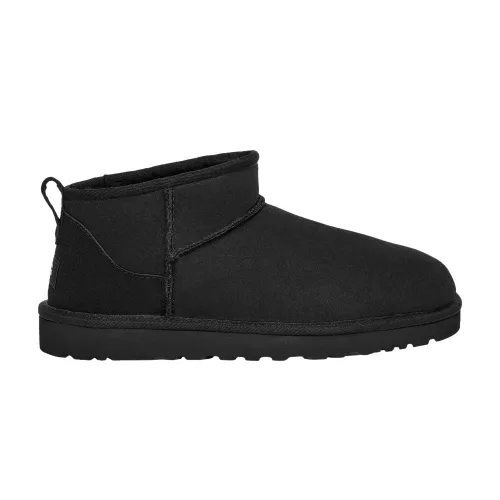 UGG Classic Ultra Mini Boot Black magas szárú sneaker – termékfotó, oldalnézet