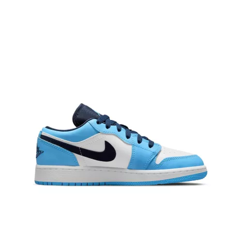 Jordan 1 Low UNC (GS) alacsony szárú sneaker – termékfotó, oldalnézet