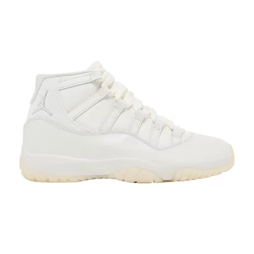 Jordan 11 Retro Pearl alacsony szárú sneaker – termékfotó, oldalnézet