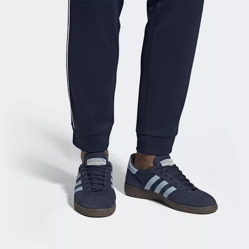 adidas Handball Spezial Navy Gum alacsony szárú sneaker – termékfotó, oldalnézet