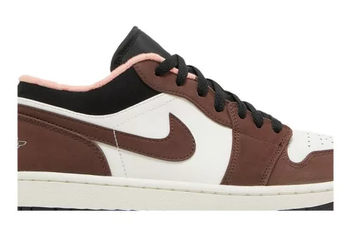Jordan 1 Low Mocha alacsony szárú sneaker – termékfotó, oldalnézet