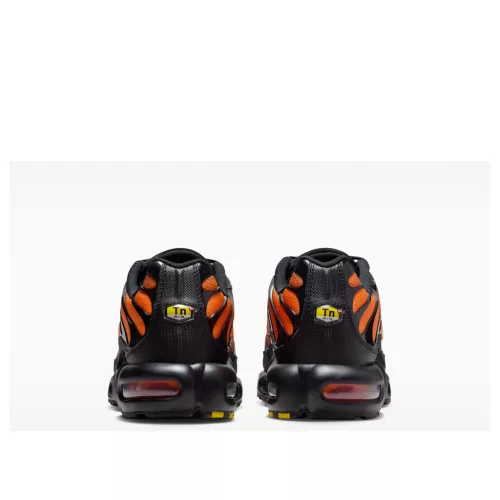Nike Air Max Plus 'Black Total Orange' alacsony szárú sneaker – termékfotó, oldalnézet