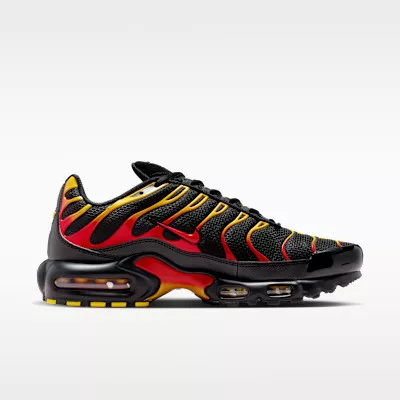 Nike Air Max Plus Black University Gold Red alacsony szárú sneaker – termékfotó, oldalnézet
