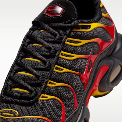 Nike Air Max Plus Black University Gold Red alacsony szárú sneaker – termékfotó, oldalnézet