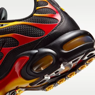 Nike Air Max Plus Black University Gold Red alacsony szárú sneaker – termékfotó, oldalnézet