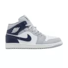 Jordan 1 Mid Wolf Grey Midnight Navy közepes szárú sneaker – termékfotó, oldalnézet