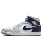 Jordan 1 Mid Wolf Grey Midnight Navy közepes szárú sneaker – termékfotó, oldalnézet