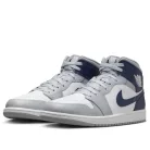Jordan 1 Mid Wolf Grey Midnight Navy közepes szárú sneaker – termékfotó, oldalnézet