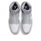Jordan 1 Mid Wolf Grey Midnight Navy közepes szárú sneaker – termékfotó, oldalnézet