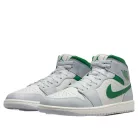 Jordan 1 Mid White Pure Platinum Pine Green közepes szárú sneaker – termékfotó, oldalnézet