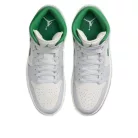 Jordan 1 Mid White Pure Platinum Pine Green közepes szárú sneaker – termékfotó, oldalnézet