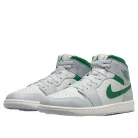 Jordan 1 Mid White Pure Platinum Pine Green közepes szárú sneaker – termékfotó, oldalnézet