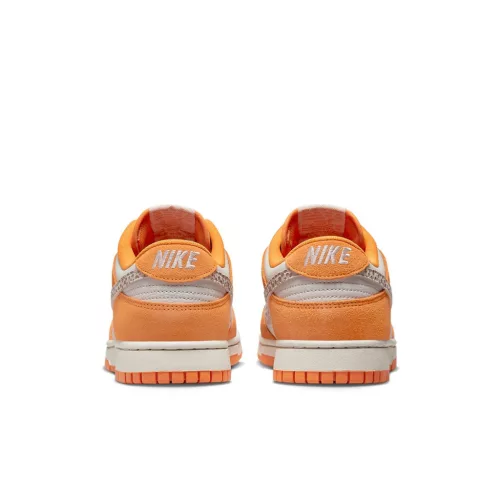 Nike Dunk Low AS Safari Swoosh Kumquat alacsony szárú sneaker – termékfotó, oldalnézet