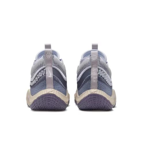 Nike Cosmic Unity 3 Be True To Her School alacsony szárú sneaker – termékfotó, oldalnézet