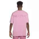 Nike x NOCTA Max 90 T-shirt Elemental Pink/Desert Berry – termékfotó, oldalnézet