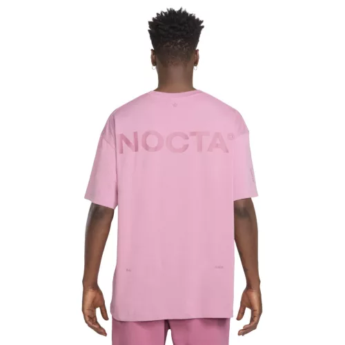 Nike x NOCTA Max 90 T-shirt Elemental Pink/Desert Berry – termékfotó, oldalnézet
