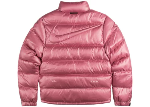 Nike x NOCTA Sunset Puffer Jacket Desert Berry – termékfotó, oldalnézet