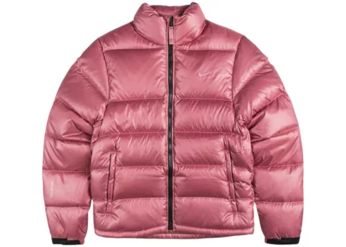 Nike x NOCTA Sunset Puffer Jacket Desert Berry – termékfotó, oldalnézet