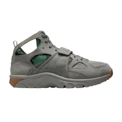 Nike Air Trainer Huarache Corteiz Gully Grey alacsony szárú sneaker – termékfotó, oldalnézet