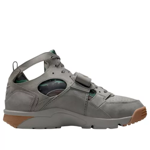 Nike Air Trainer Huarache Corteiz Gully Grey alacsony szárú sneaker – termékfotó, oldalnézet