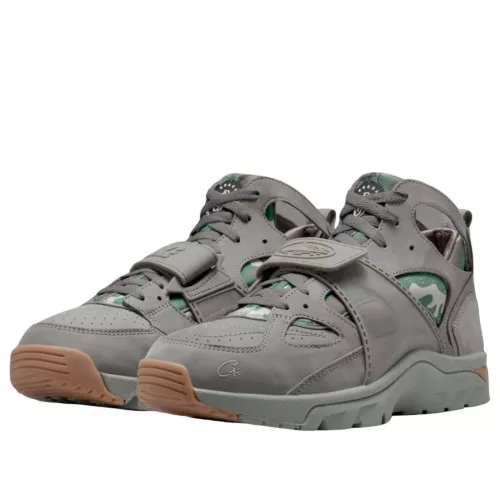 Nike Air Trainer Huarache Corteiz Gully Grey alacsony szárú sneaker – termékfotó, oldalnézet