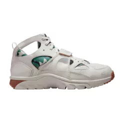 Nike Air Trainer Huarache Corteiz Light Bone alacsony szárú sneaker – termékfotó, oldalnézet