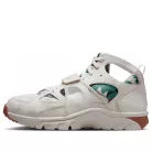 Nike Air Trainer Huarache Corteiz Light Bone alacsony szárú sneaker – termékfotó, oldalnézet