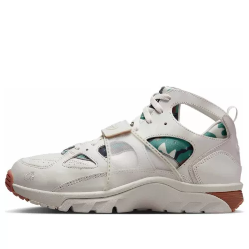 Nike Air Trainer Huarache Corteiz Light Bone alacsony szárú sneaker – termékfotó, oldalnézet