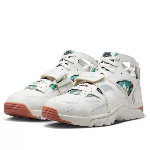 Nike Air Trainer Huarache Corteiz Light Bone alacsony szárú sneaker – termékfotó, oldalnézet