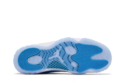 Jordan 11 Retro Low University Blue (2026) alacsony szárú sneaker – termékfotó, oldalnézet