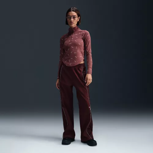 Nike Sportswear Collection Women's Slim 1/2-Zip Long-Sleeve Logo Top Red Sepia/Light Orewood Brown/Red Sepia – termékfotó, oldalnézet