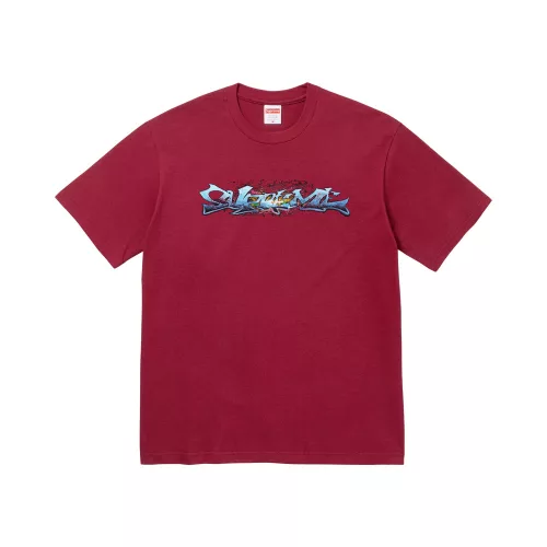 Supreme Tag Tee 'Cardinal' – termékfotó, oldalnézet