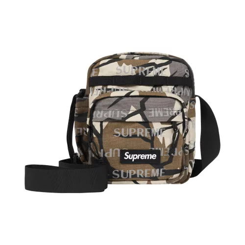 Supreme Shoulder Bag 'Predator Camo' – termékfotó, oldalnézet