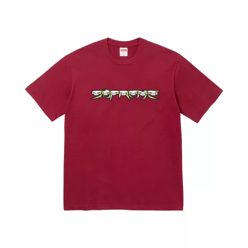 Supreme Skulls Spellout Tee 'Cardinal' – termékfotó, oldalnézet