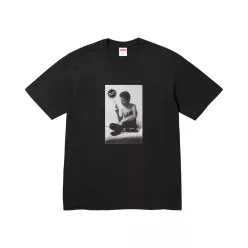 Supreme x Larry Clark Gun Tee 'Black' – termékfotó, oldalnézet