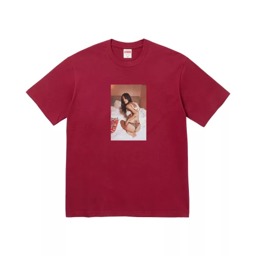 Supreme x Larry Clark Neighbor Tee 'Cardinal' – termékfotó, oldalnézet