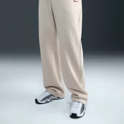 Nike x NOCTA Fleece CS Open Hem Pants Light Orewood Brown – termékfotó, oldalnézet