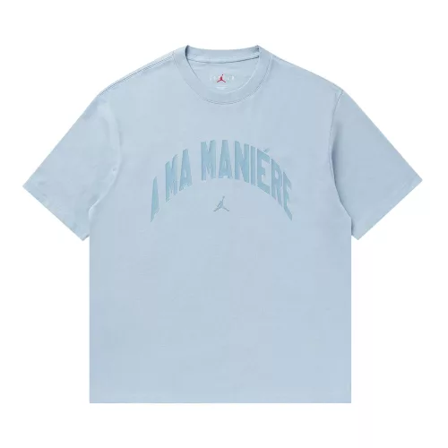 Air Jordan x A Ma Maniére Tee 'Light Armory Blue' – termékfotó, oldalnézet