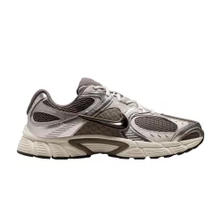 Nike V5 RNR Cave Stone Black alacsony szárú sneaker – termékfotó, oldalnézet