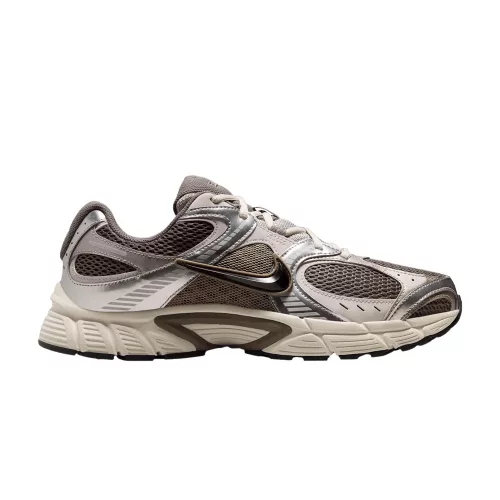 Nike V5 RNR Cave Stone Black alacsony szárú sneaker – termékfotó, oldalnézet
