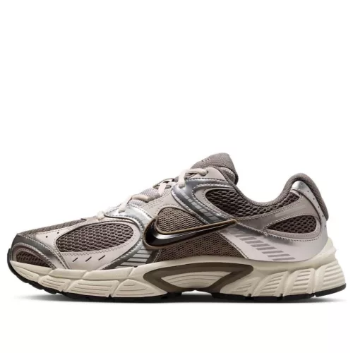 Nike V5 RNR Cave Stone Black alacsony szárú sneaker – termékfotó, oldalnézet