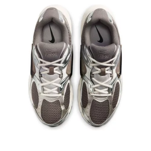 Nike V5 RNR Cave Stone Black alacsony szárú sneaker – termékfotó, oldalnézet