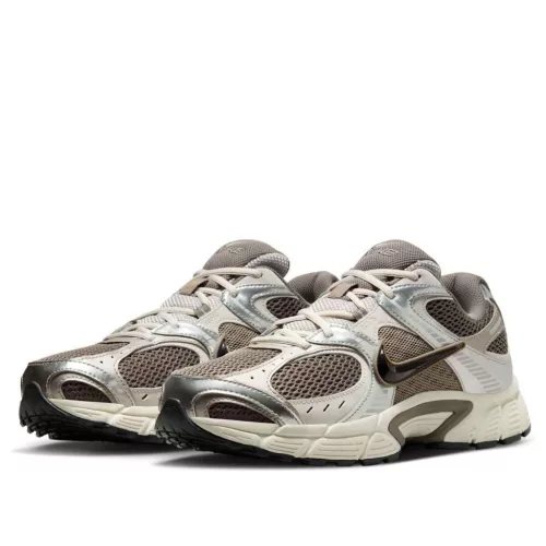 Nike V5 RNR Cave Stone Black alacsony szárú sneaker – termékfotó, oldalnézet