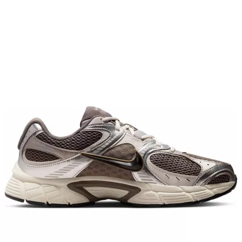 Nike V5 RNR Cave Stone Black alacsony szárú sneaker – termékfotó, oldalnézet