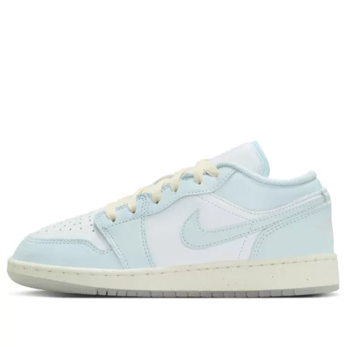 Air Jordan 1 Low SE GS 'Glacier Blue' alacsony szárú sneaker – termékfotó, oldalnézet
