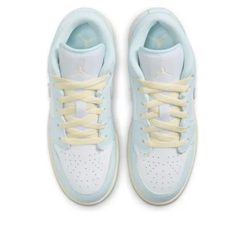 Air Jordan 1 Low SE GS 'Glacier Blue' alacsony szárú sneaker – termékfotó, oldalnézet