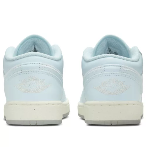 Air Jordan 1 Low SE GS 'Glacier Blue' alacsony szárú sneaker – termékfotó, oldalnézet