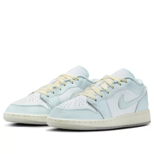 Air Jordan 1 Low SE GS 'Glacier Blue' alacsony szárú sneaker – termékfotó, oldalnézet