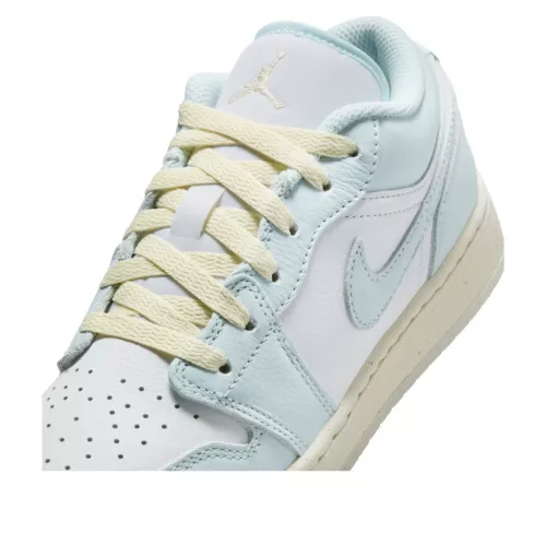 Air Jordan 1 Low SE GS 'Glacier Blue' alacsony szárú sneaker – termékfotó, oldalnézet