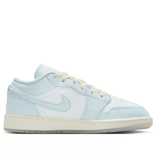 Air Jordan 1 Low SE GS 'Glacier Blue' alacsony szárú sneaker – termékfotó, oldalnézet